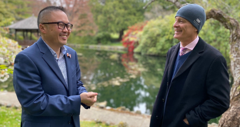 Nelson Chan and Philip Steenkamp smile while in conversation in 企鹅电竞查询v6.9 安卓版' Japanese Garden.